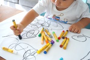 ילדים אוהבים לצייר יותר בטושים או בצבעי גואש?